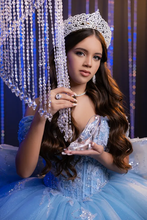 Sesión temática Cenicienta — quinceañera con vestido azul celeste y zapatilla de cristal